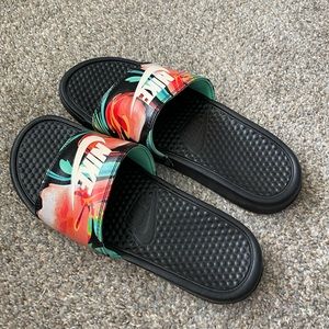 Nike slides Women size 9 NEW Hawaiian print